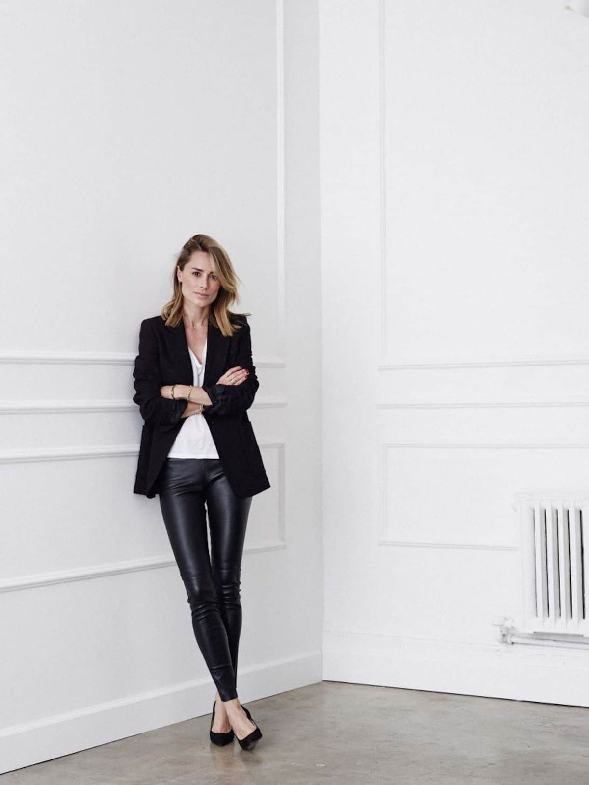 Sharp Blazer With V-Neck Top And Faux Leather Leggings Sharp Blazer With V-Neck Top And Faux Leather Leggings — Leggings Outfits Casual