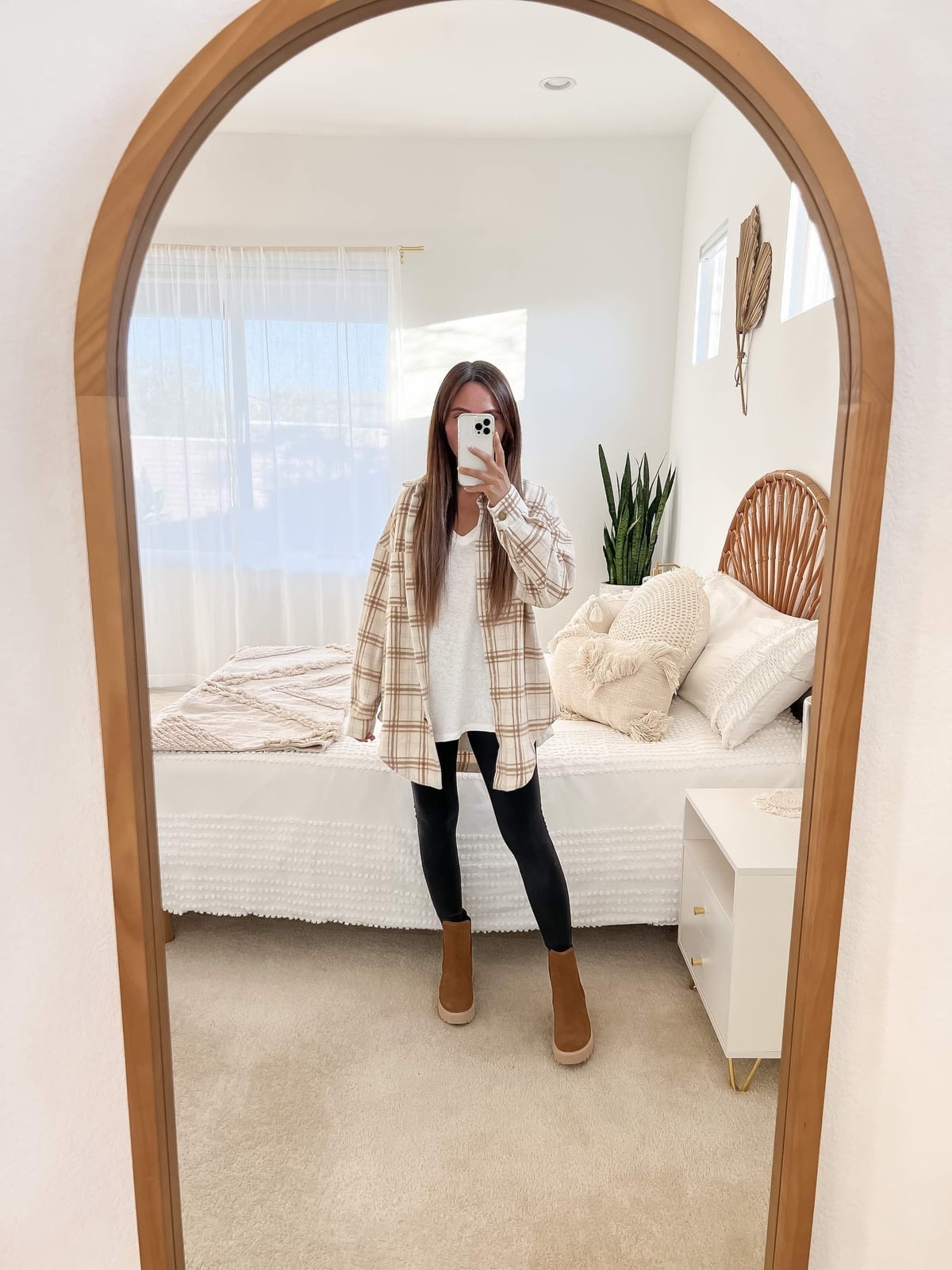 Plaid Shirt Over T-Shirt With Leggings Plaid Shirt Over T-Shirt With Leggings — Leggings Outfits Casual