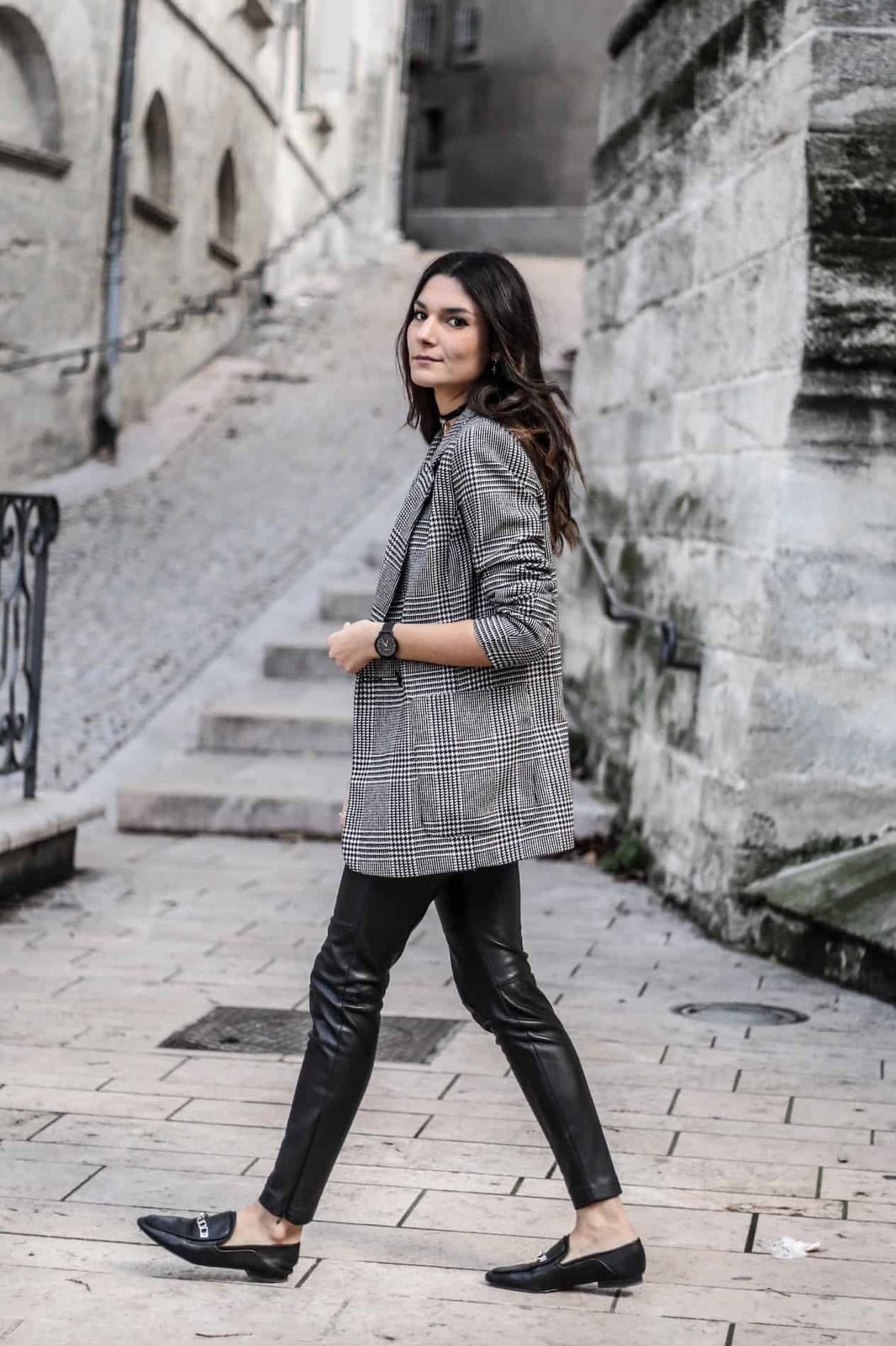 Plaid Blazer With Leather Leggings And Loafers Plaid Blazer With Leather Leggings And Loafers — Leggings Outfits Casual