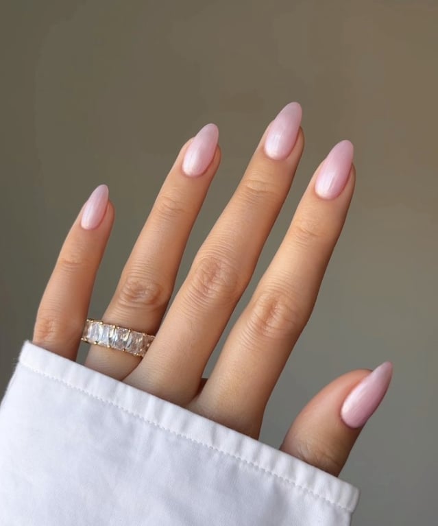 Satin Pearl Pink Medium Almond Nails, нежно-розовый с перламутром Satin Pearl Pink Medium Almond Nails, нежно-розовый с перламутром — Light Nails