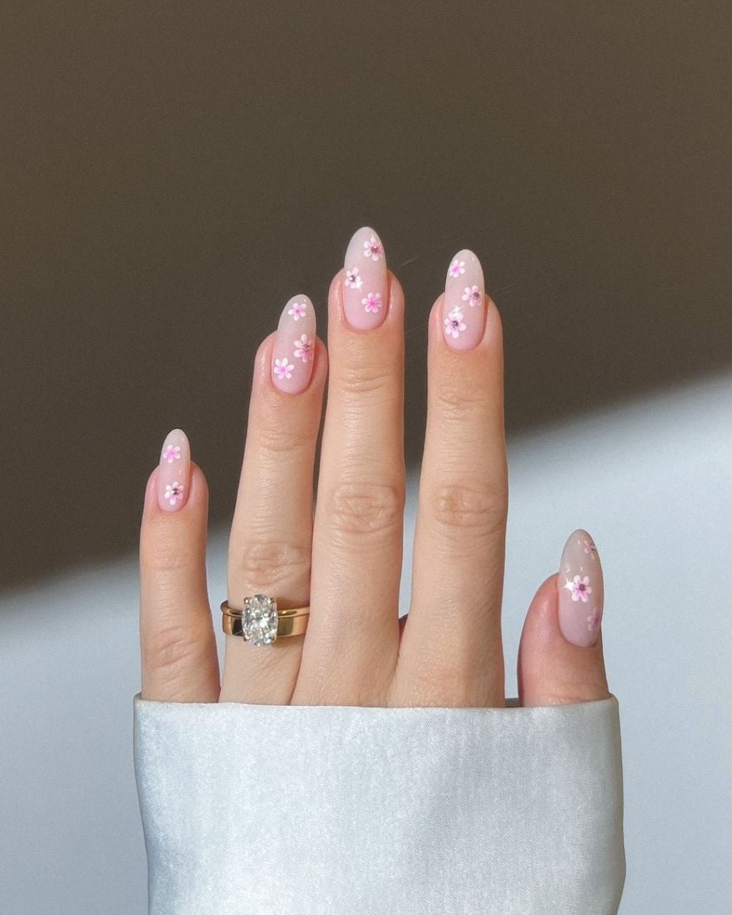 Sheer Pink Floral Decal Oval Nails Sheer Pink Floral Decal Oval Nails — Light Nails