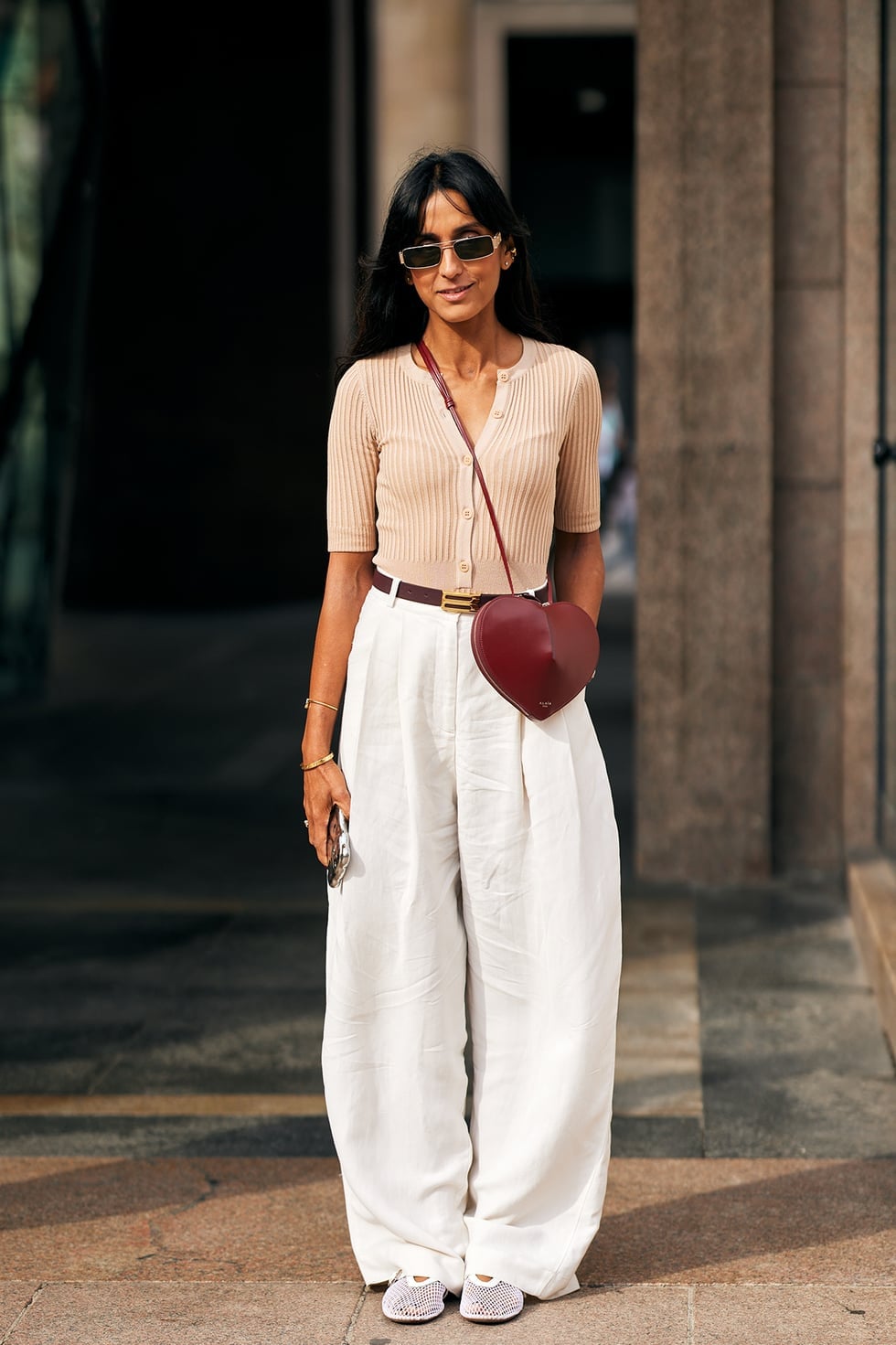 Oversized white linen pants with a ribbed knit top and burgundy belt Oversized white linen pants with a ribbed knit top and burgundy belt — Linen Pants Outfits