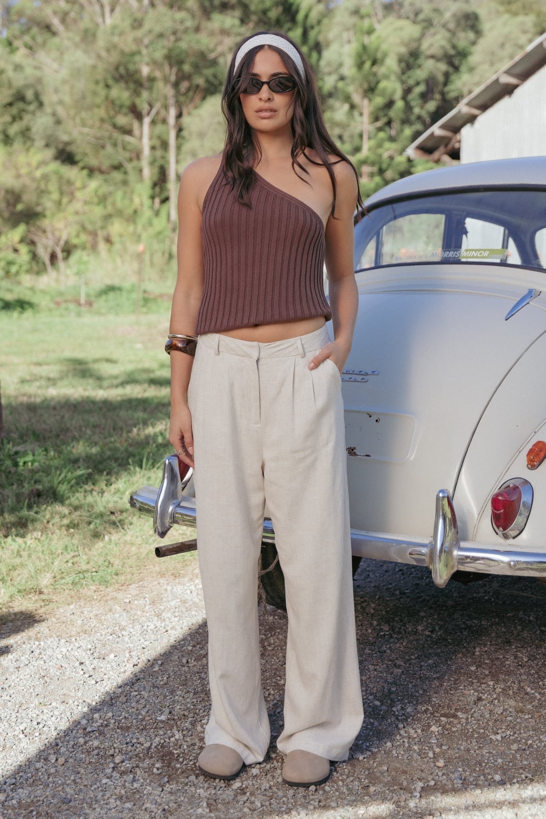 Beige linen wide-leg trousers with a brown one-shoulder knit top Beige linen wide-leg trousers with a brown one-shoulder knit top — Linen Pants Outfits