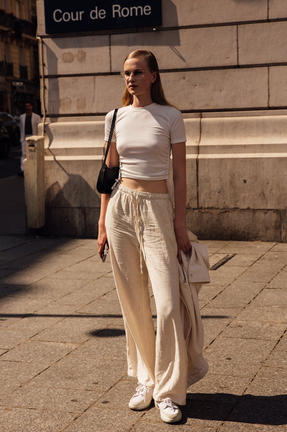 Cream wide-leg linen pants with a white cropped t-shirt and sneakers Cream wide-leg linen pants with a white cropped t-shirt and sneakers — Linen Pants Outfits