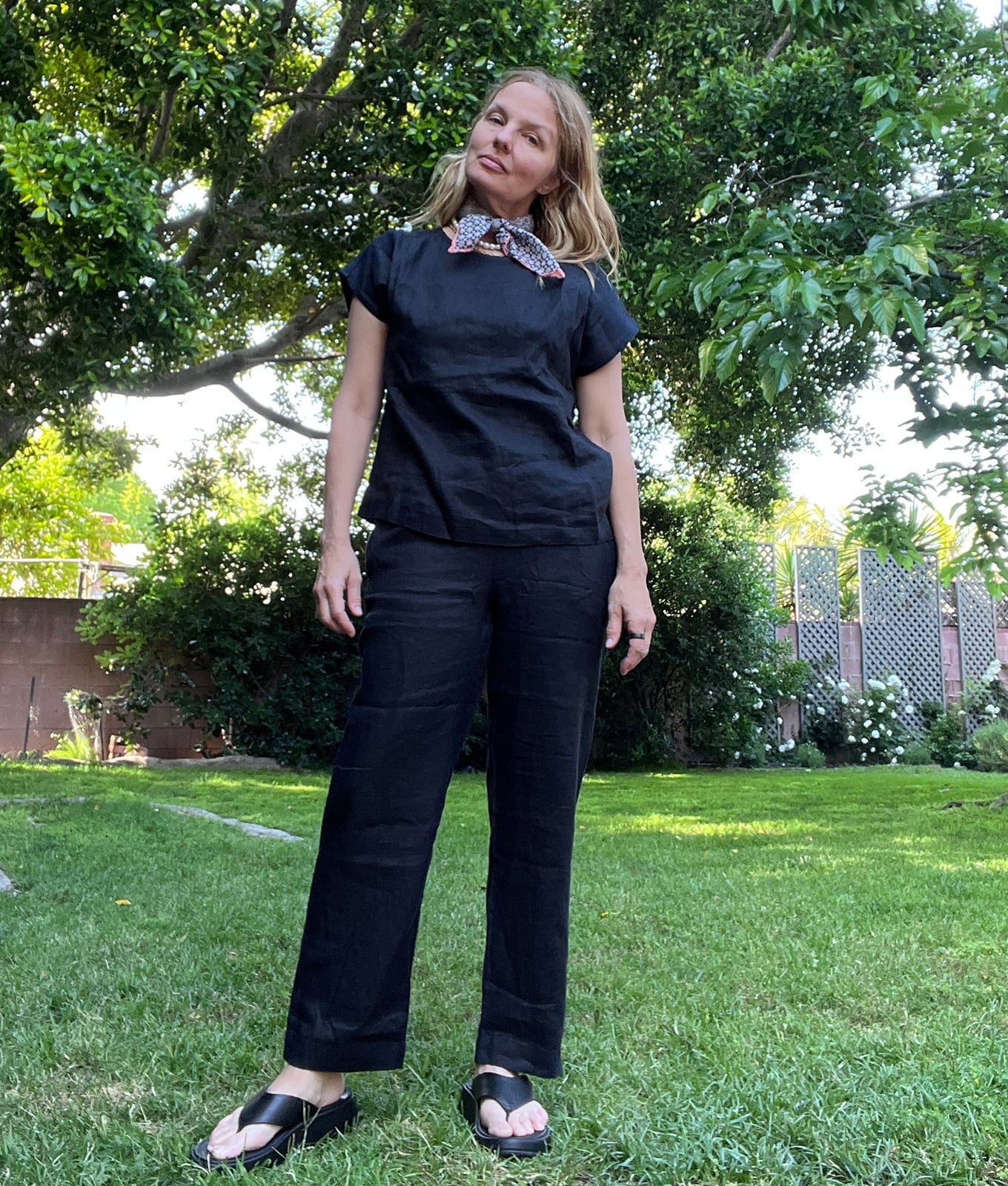 Black linen trousers with a matching short-sleeve top and scarf Black linen trousers with a matching short-sleeve top and scarf — Linen Pants Outfits