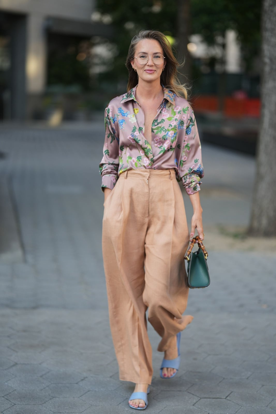 Beige linen trousers with a floral print satin blouse and blue heels Beige linen trousers with a floral print satin blouse and blue heels — Linen Pants Outfits