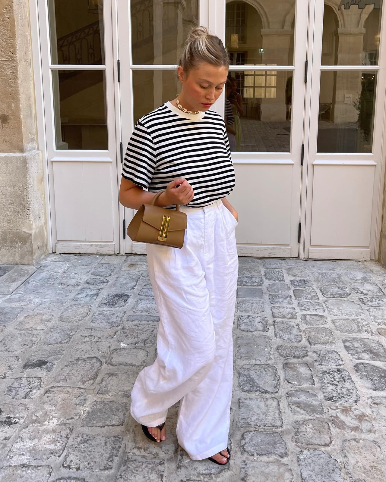 White wide-leg linen pants with a striped tee and brown handbag White wide-leg linen pants with a striped tee and brown handbag — Linen Pants Outfits