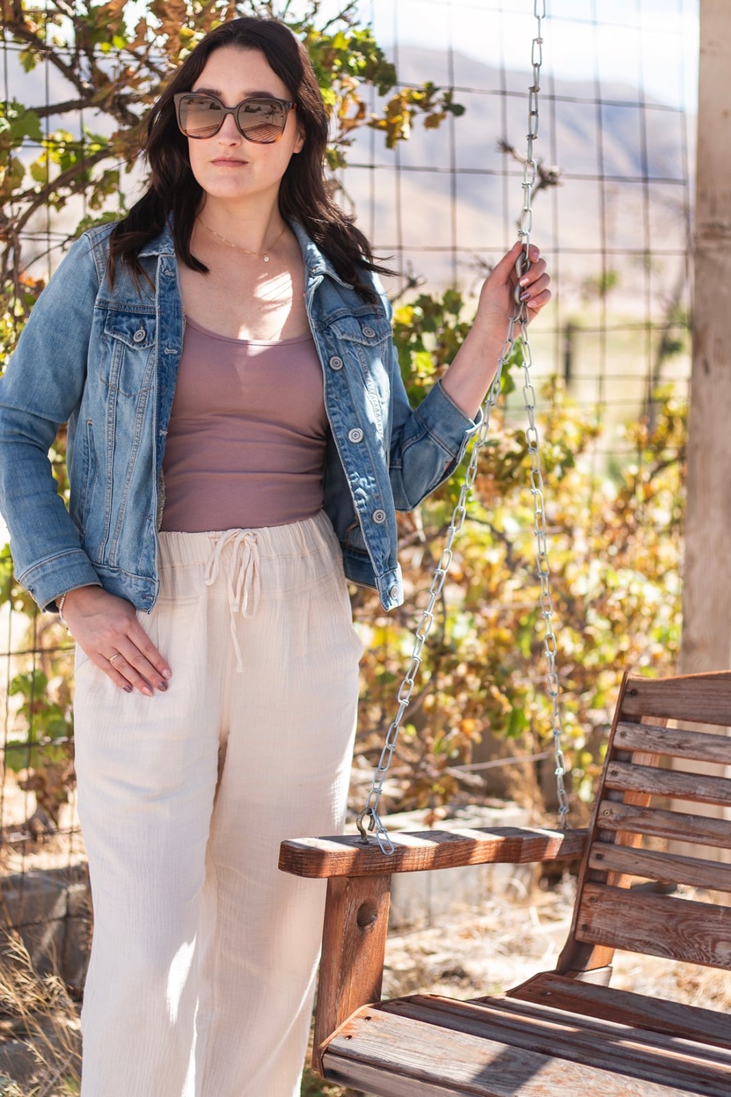 Cream linen pants with a mauve tank and blue denim jacket Cream linen pants with a mauve tank and blue denim jacket — Linen Pants Outfits