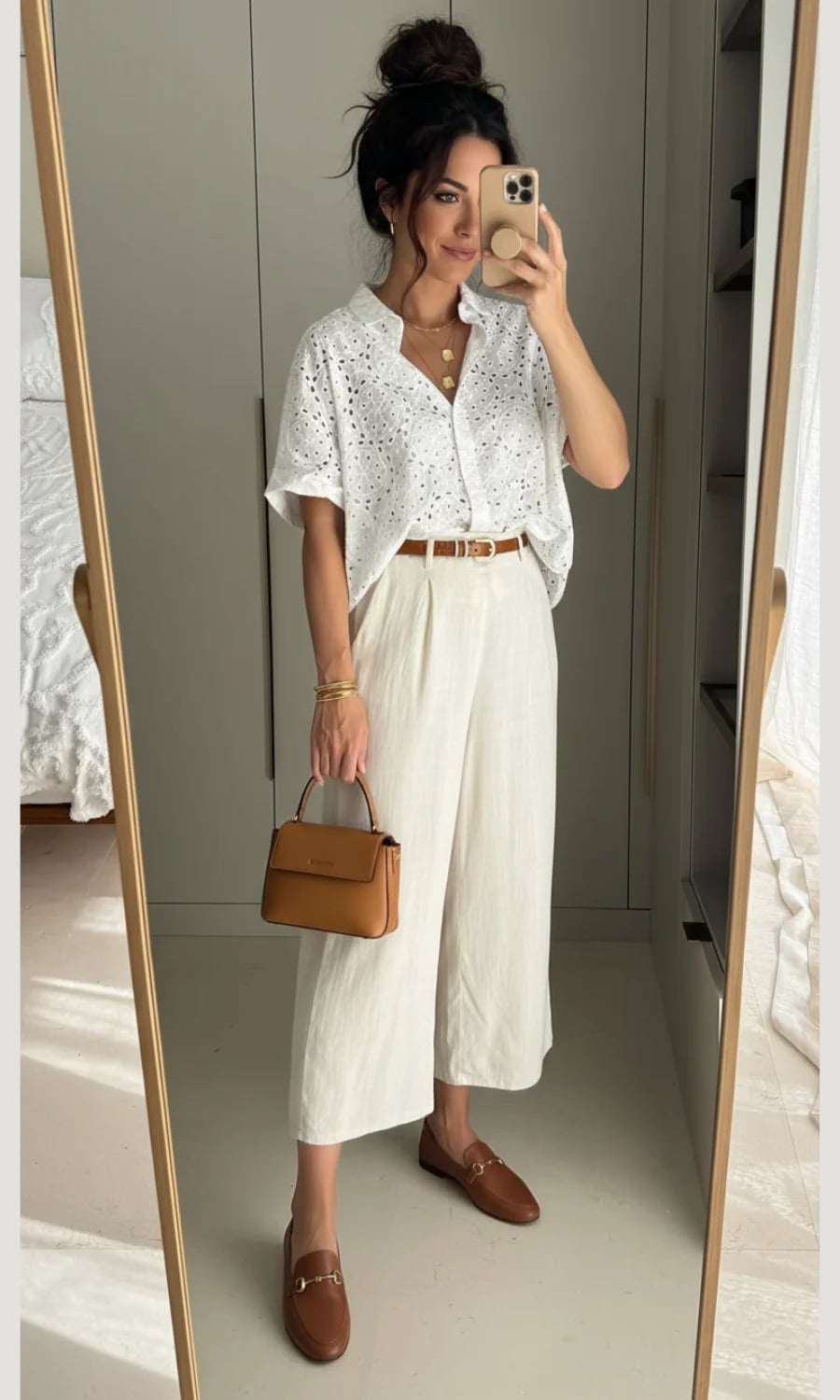 Beige linen culottes with a white eyelet shirt and brown loafers Beige linen culottes with a white eyelet shirt and brown loafers — Linen Pants Outfits