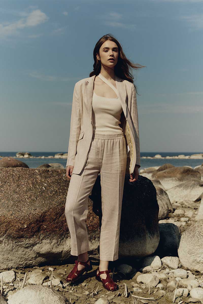 Beige linen pants with matching blazer and burgundy sandals Beige linen pants with matching blazer and burgundy sandals — Linen Pants Outfits