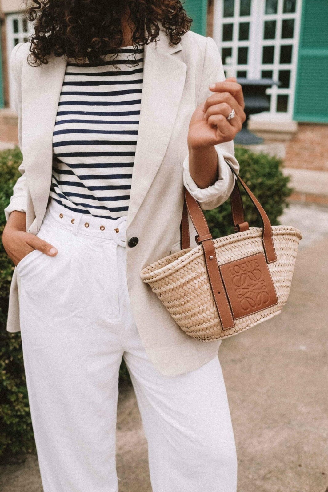White wide-leg linen trousers with a striped tee and beige blazer White wide-leg linen trousers with a striped tee and beige blazer — Linen Pants Outfits