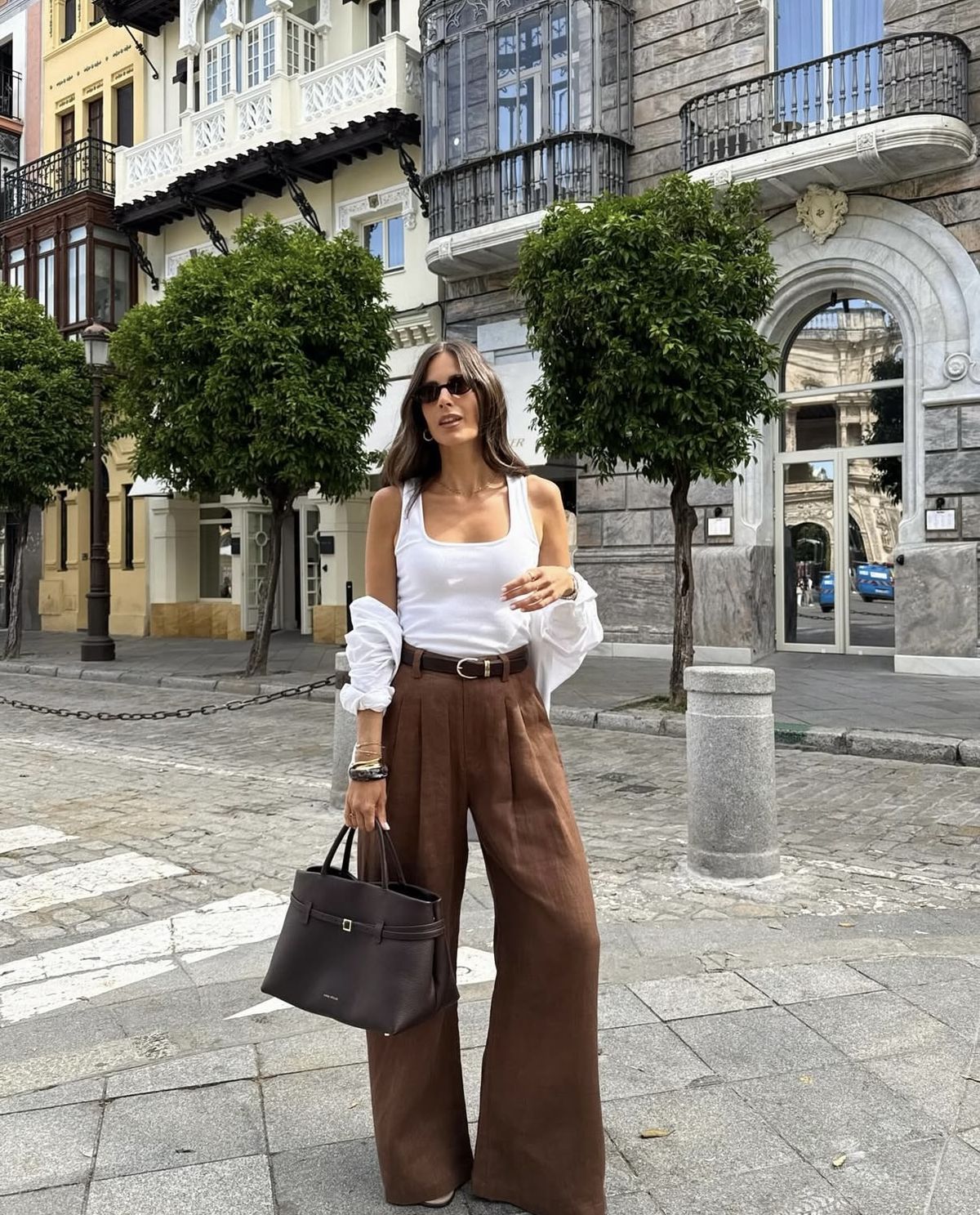 Brown linen wide-leg trousers with a white tank and linen shirt Brown linen wide-leg trousers with a white tank and linen shirt — Linen Pants Outfits