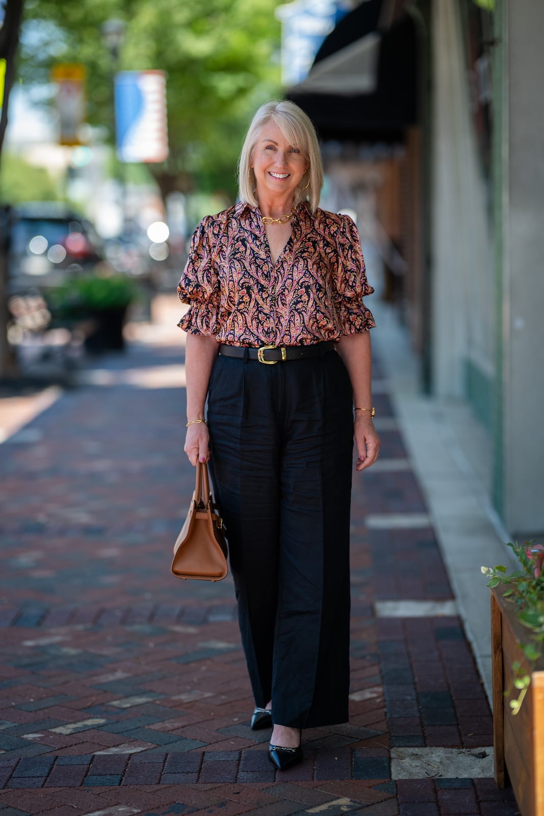 Black wide-leg linen trousers with a white tank and structured bag Black wide-leg linen trousers with a white tank and structured bag — Linen Pants Outfits