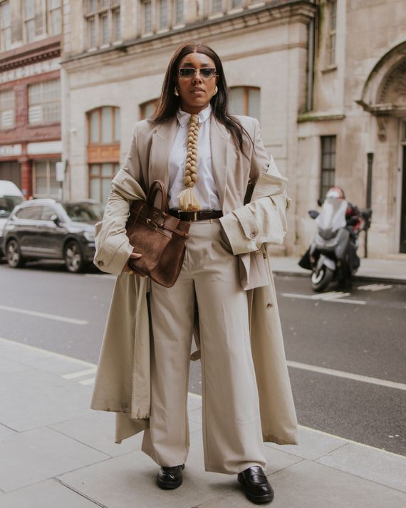 Oversized Beige Trench Coat With Wide Leg Trousers Oversized Beige Trench Coat With Wide Leg Trousers — London Outfits