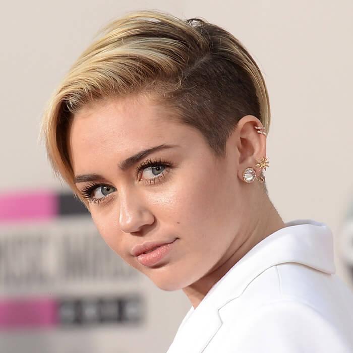 Blonde Pixie With Dramatic Undercut, за ухом Blonde Pixie With Dramatic Undercut, за ухом — Long Pixie