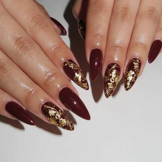 Medium Sharp Almond Gold Pattern Maroon Medium Sharp Almond Gold Pattern Maroon — Maroon Nails
