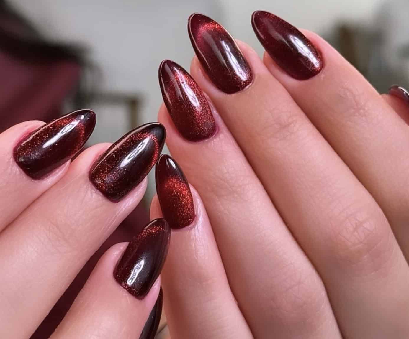 Medium Almond Shimmer Cat Eye Maroon, миндаль Medium Almond Shimmer Cat Eye Maroon, миндаль — Maroon Nails