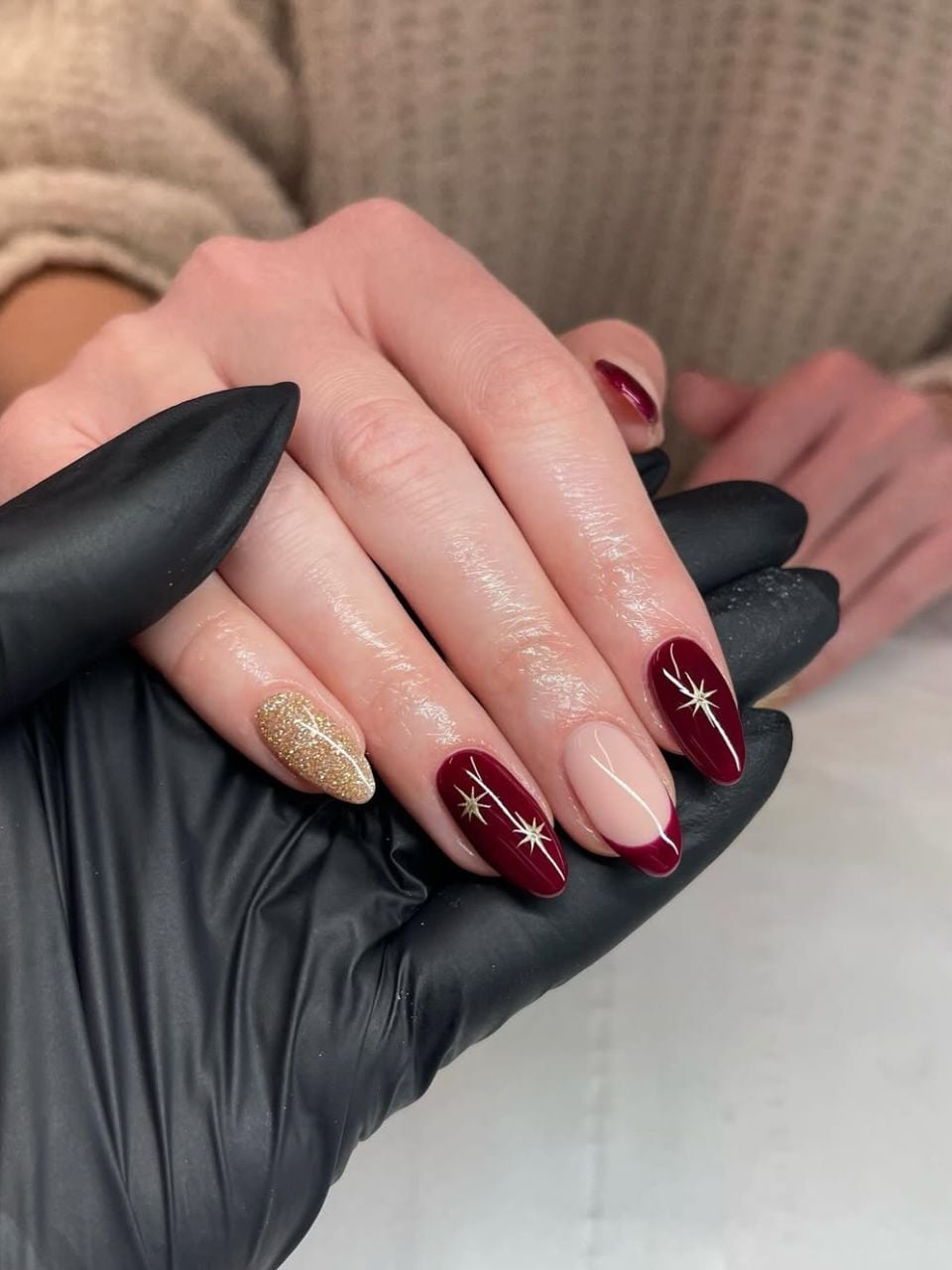 Medium Almond Gold Star Glitter Maroon Medium Almond Gold Star Glitter Maroon — Maroon Nails