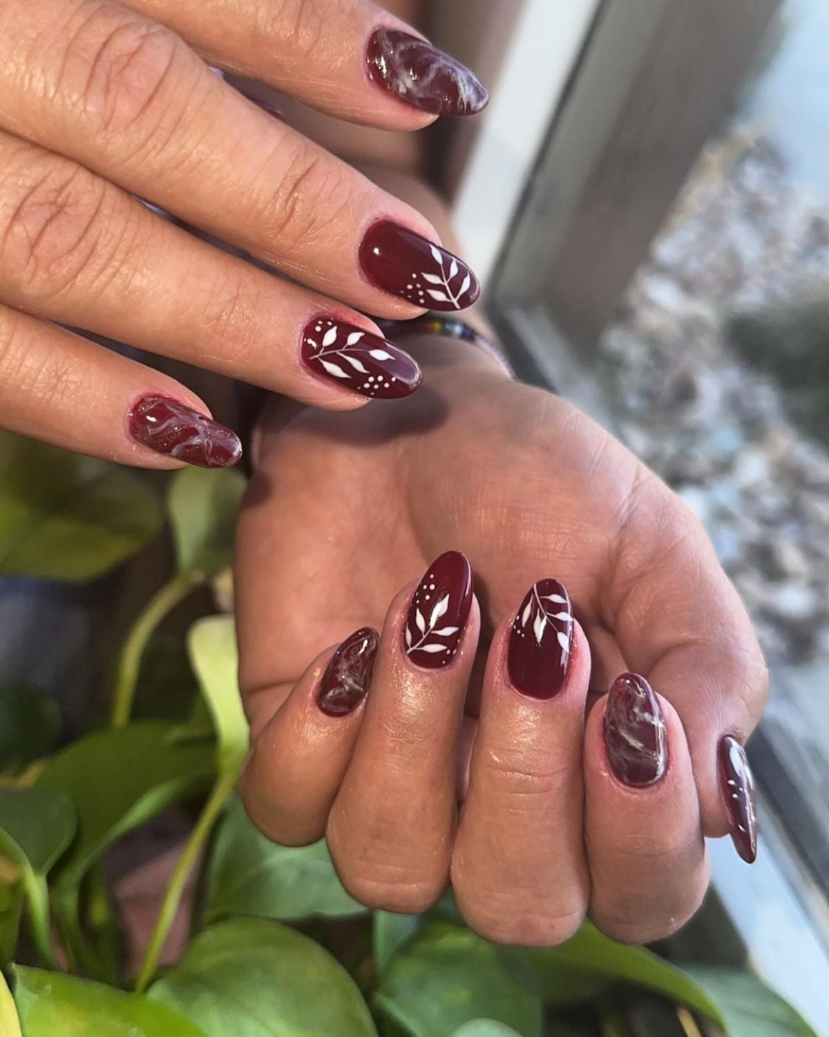 Medium Oval Marble Leaf Maroon Nails Medium Oval Marble Leaf Maroon Nails