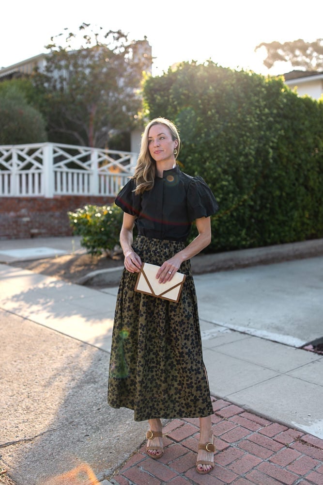 A Green And Black Floral Print Maxi Skirt With Puff Sleeves A Green And Black Floral Print Maxi Skirt With Puff Sleeves — Maxi Skirt Outfits
