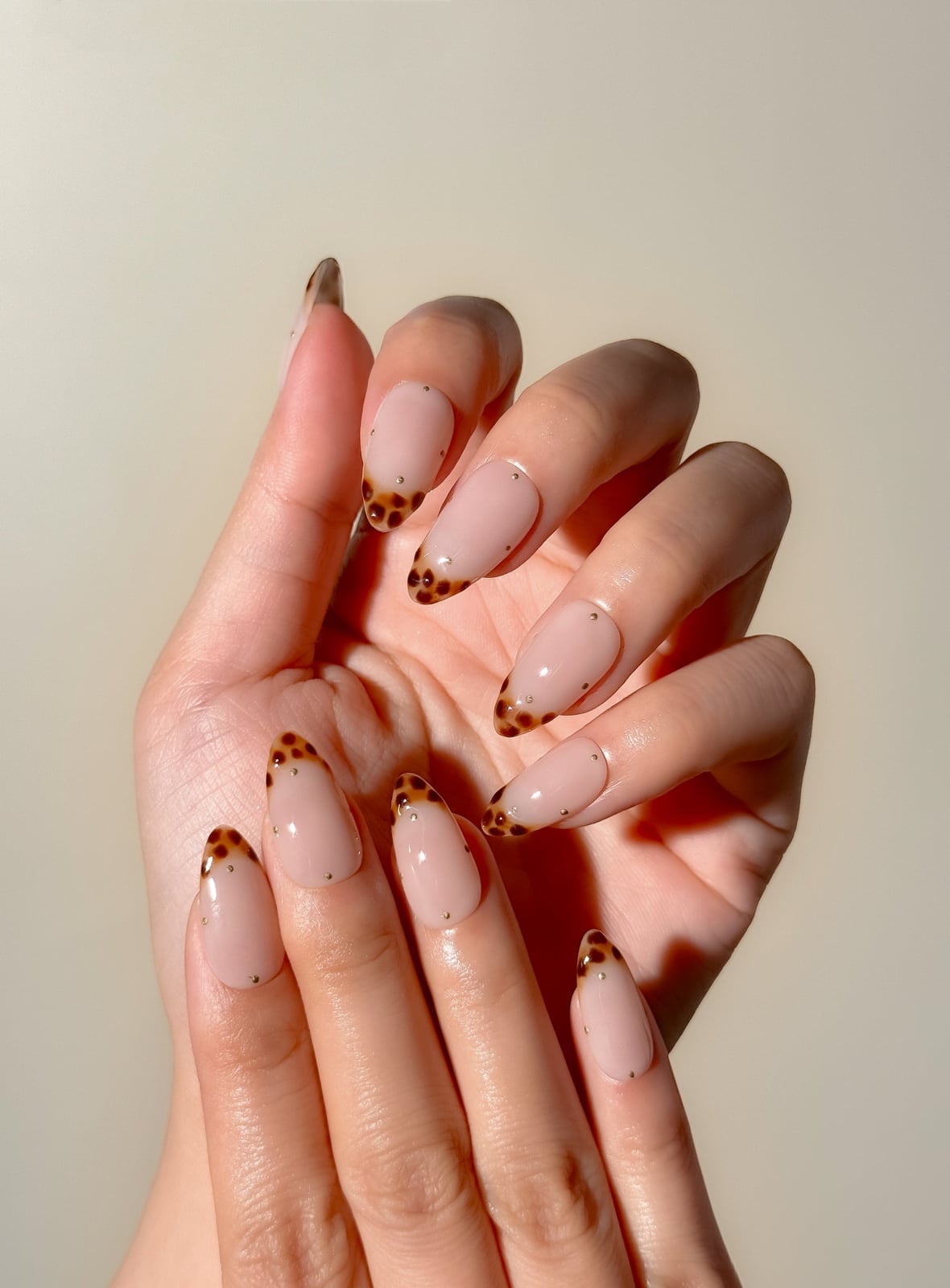 Tortoiseshell Pattern Gold Dot Glossy Almond Nails Tortoiseshell Pattern Gold Dot Glossy Almond Nails — Medium Almond Nails