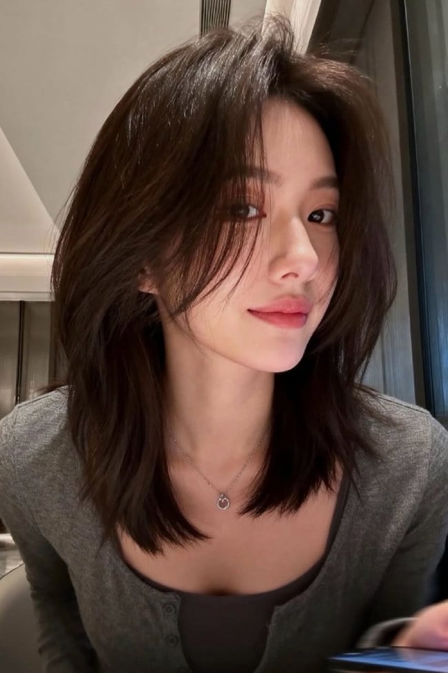 Collarbone Layered Cut With Curtain Bangs Collarbone Layered Cut With Curtain Bangs — Medium Hair