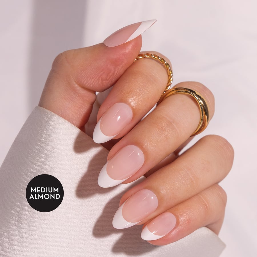 Classic French Manicure Medium Almond Nails, средний миндаль Classic French Manicure Medium Almond Nails, средний миндаль — Medium Nails