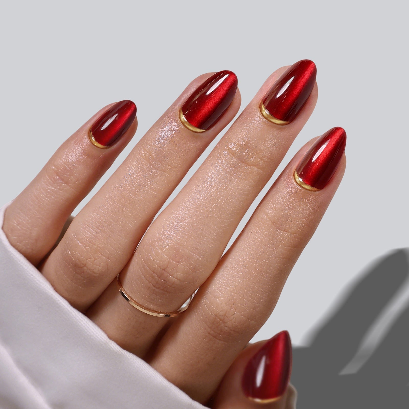 Short Almond Dark Red Cat-Eye With Gold Foil Short Almond Dark Red Cat-Eye With Gold Foil — Metallic Nails