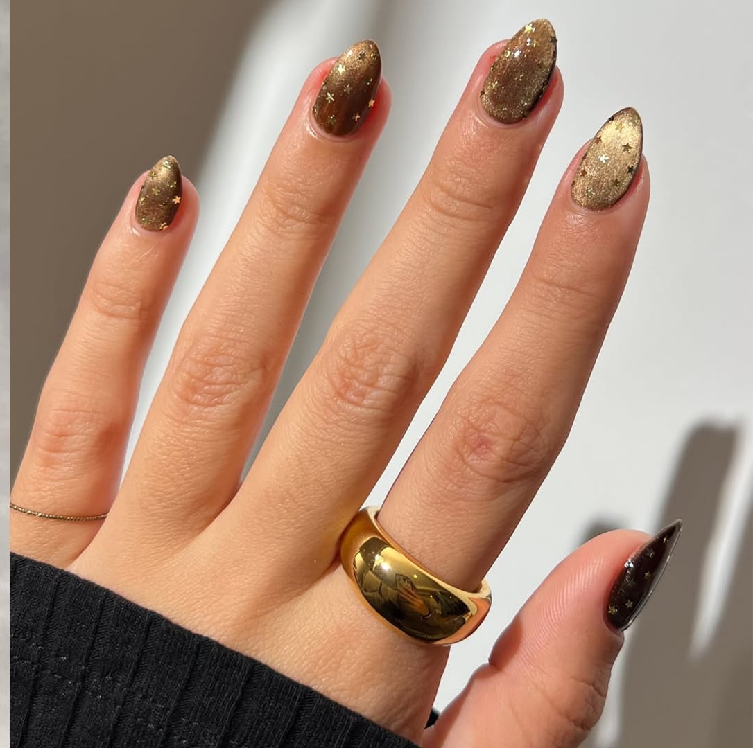 Short Almond Brown Cat-Eye With Gold Stars Short Almond Brown Cat-Eye With Gold Stars — Metallic Nails