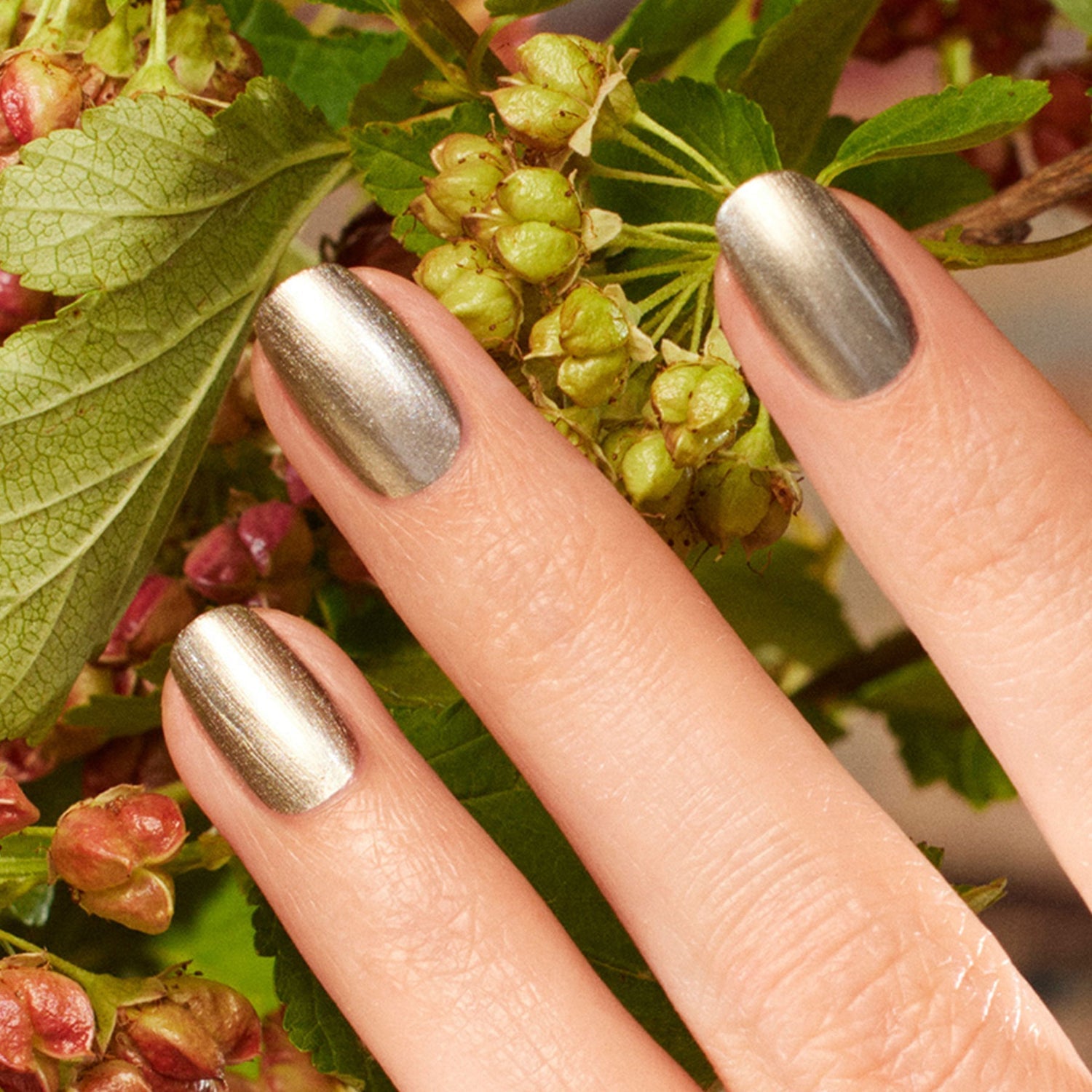 Short Oval Metallic Silver And Gold Nails Short Oval Metallic Silver And Gold Nails — Metallic Nails