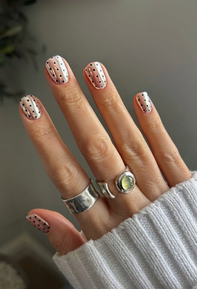 Short Oval Metallic Silver With Black Dots Short Oval Metallic Silver With Black Dots — Metallic Nails