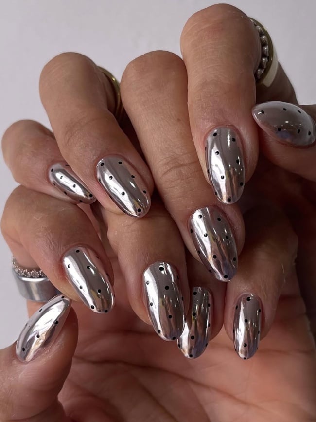 Medium Almond Silver Chrome With Black Dots Medium Almond Silver Chrome With Black Dots — Metallic Nails
