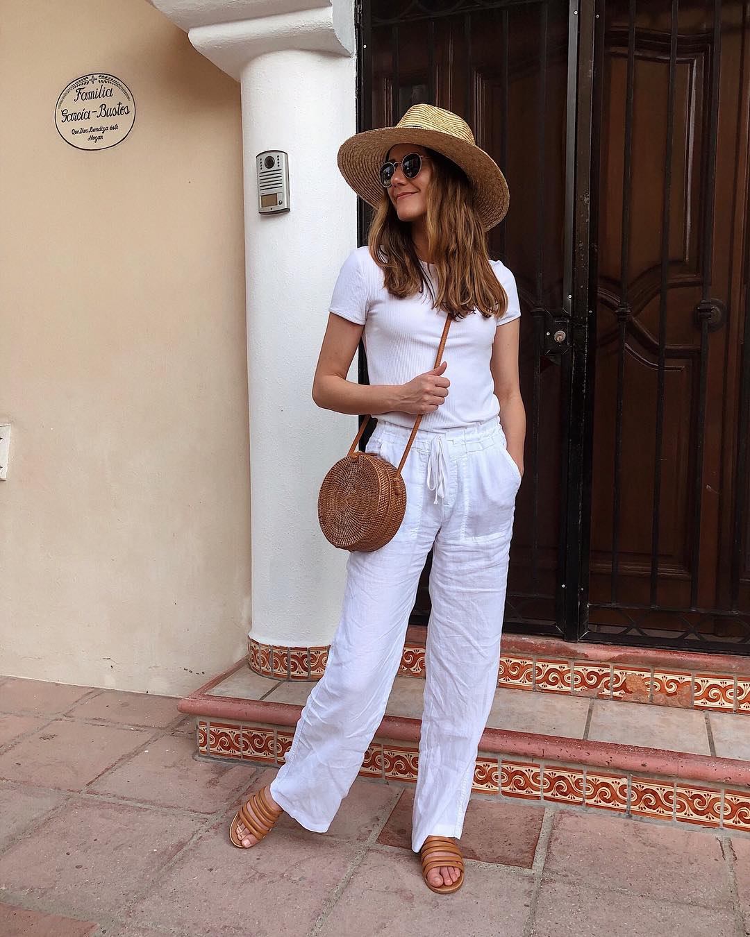 White Linen Pants with Ribbed T-Shirt and Straw Accessories White Linen Pants with Ribbed T-Shirt and Straw Accessories — Mexico Outfits