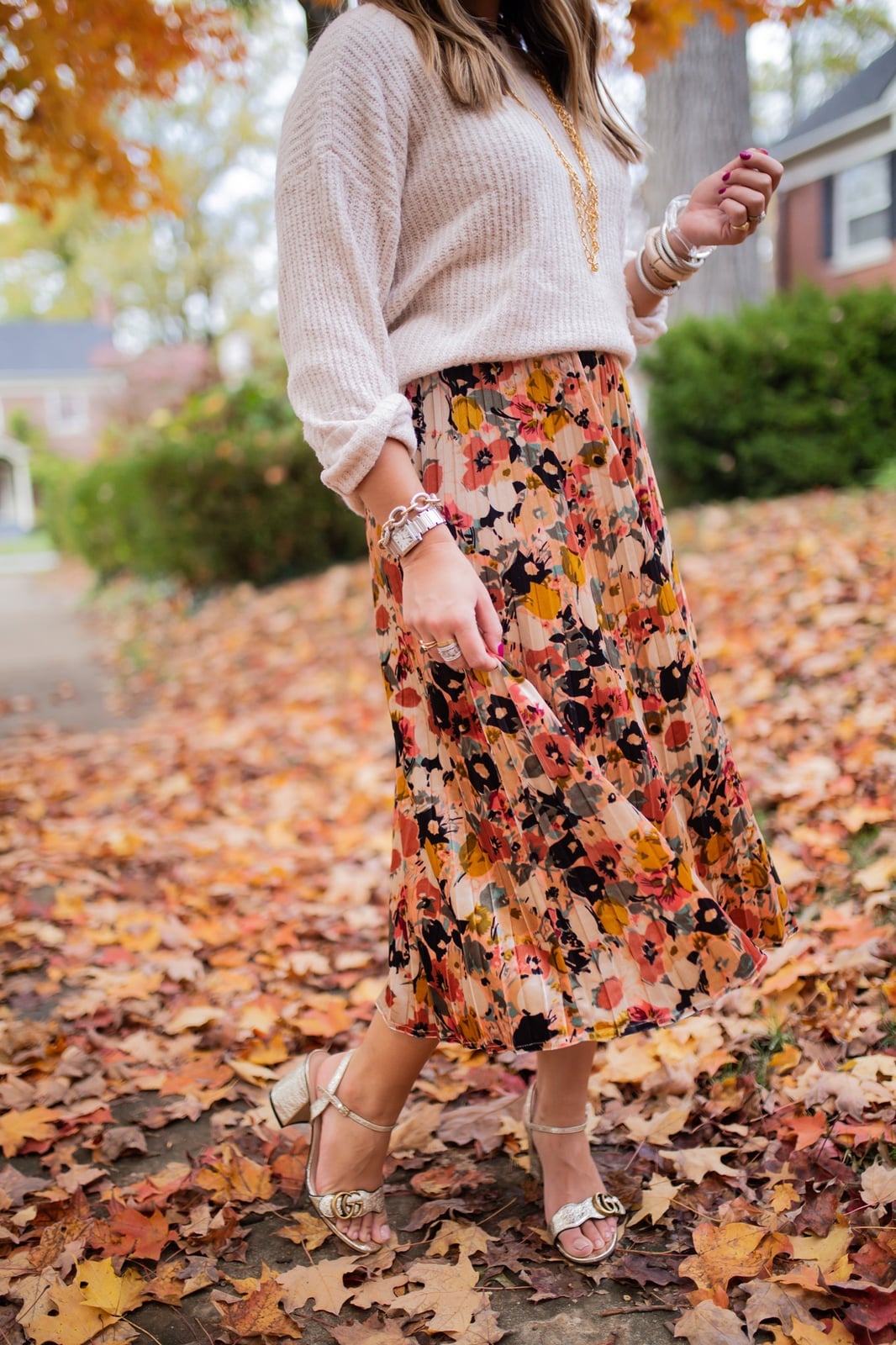 Floral chiffon midi skirt with beige knit sweater Floral chiffon midi skirt with beige knit sweater — Midi Skirt Outfits