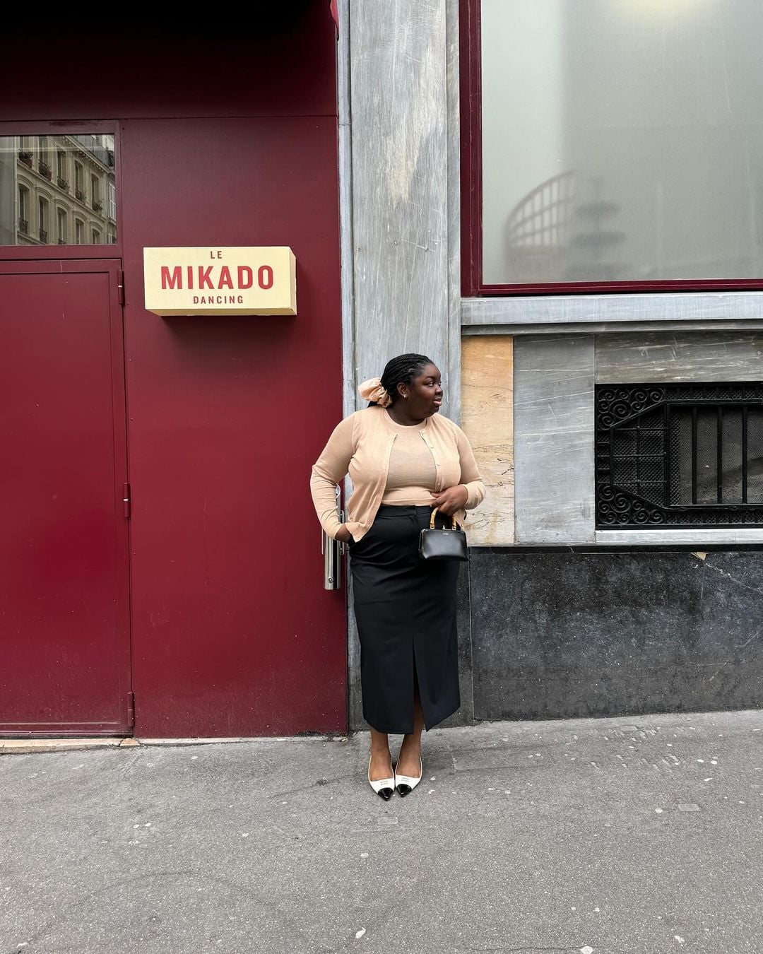 Black midi skirt with slit and beige cardigan Black midi skirt with slit and beige cardigan — Midi Skirt Outfits