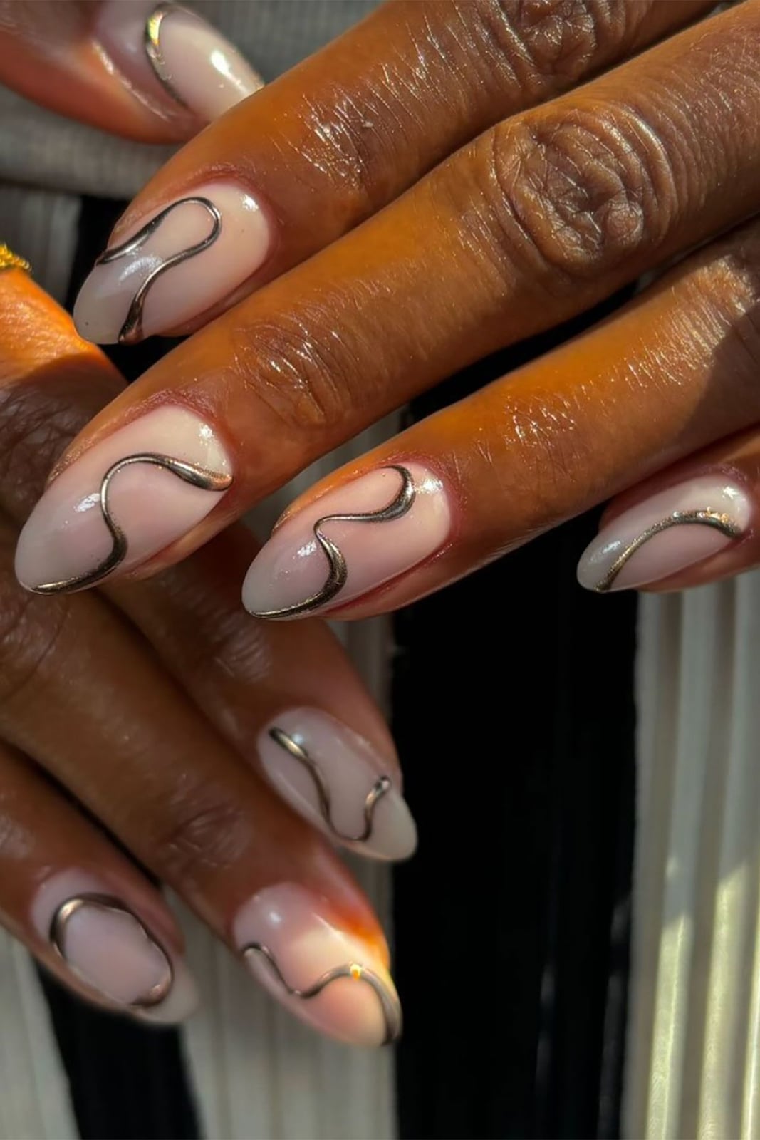 Medium Almond Sheer Nude With Metallic Gold Wavy Lines Medium Almond Sheer Nude With Metallic Gold Wavy Lines — Minimalist Nails