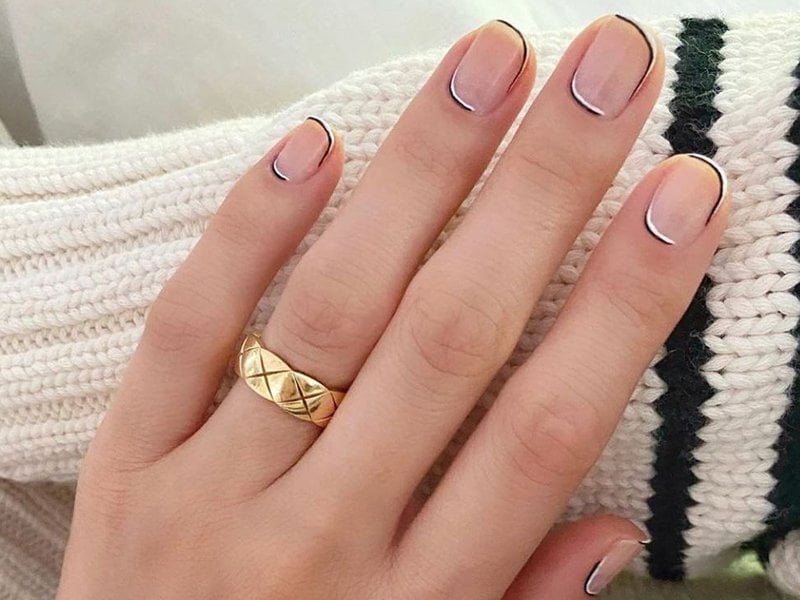 Clear Short Round Nails With Outline Clear Short Round Nails With Outline — Minimalist Nails