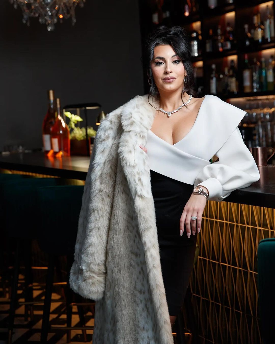 White off-the-shoulder top with fitted skirt and draped faux fur White off-the-shoulder top with fitted skirt and draped faux fur — Mob Wife Outfits