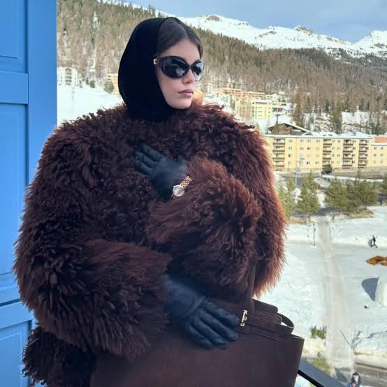Textured brown faux fur coat with black leather gloves, Watch Textured brown faux fur coat with black leather gloves, Watch — Mob Wife Outfits