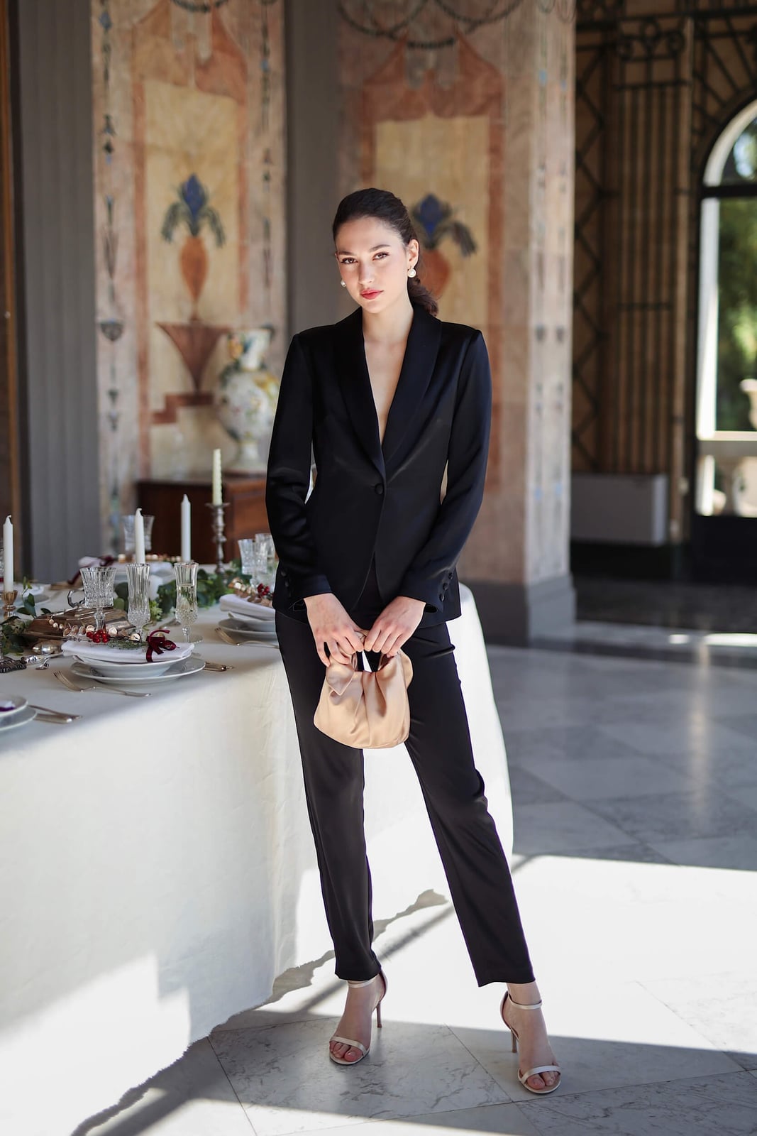 Black tailored suit with satin lapels and pearl necklace Black tailored suit with satin lapels and pearl necklace — Mob Wife Outfits