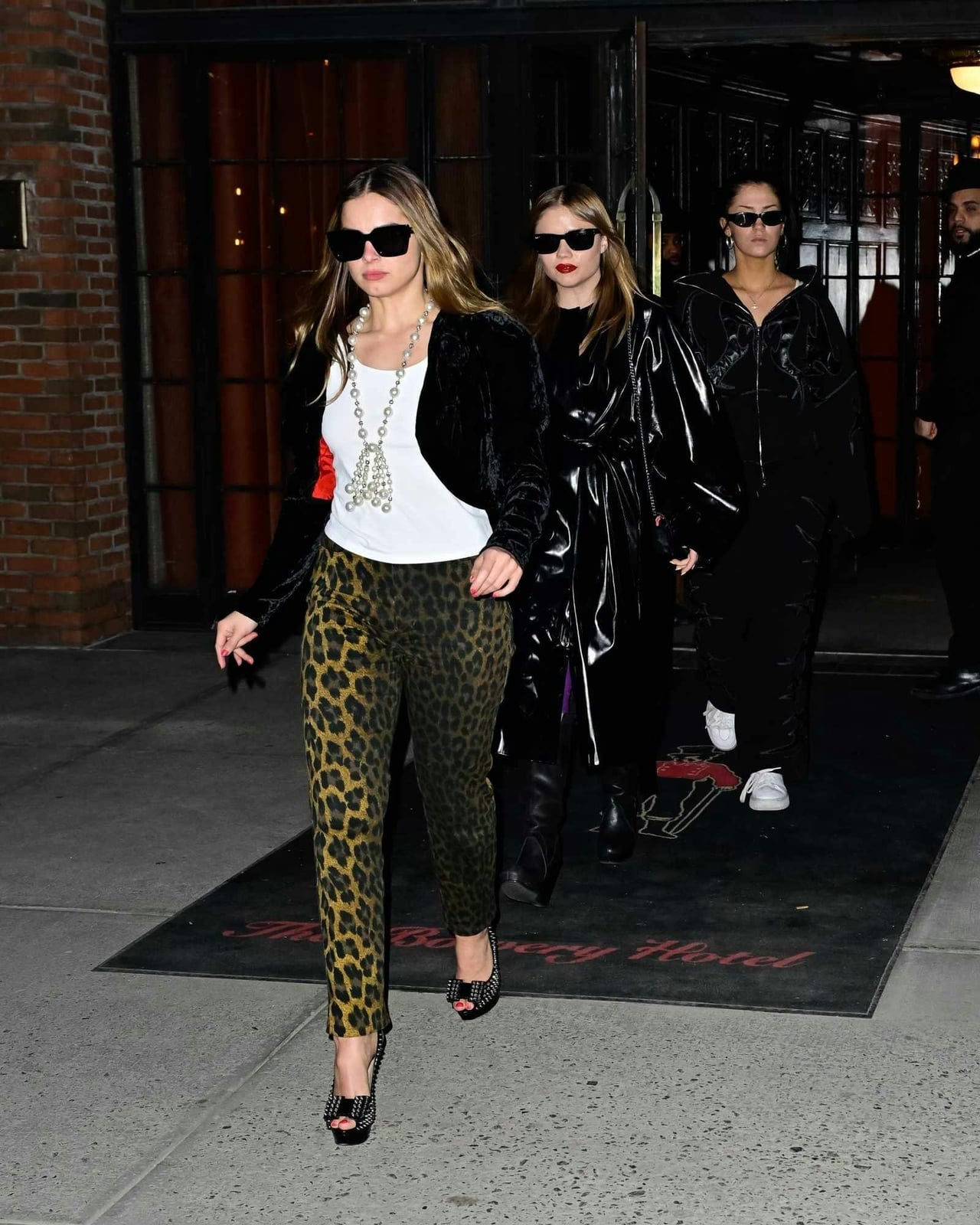Leopard print trousers with velvet blazer and pearl necklace Leopard print trousers with velvet blazer and pearl necklace — Mob Wife Outfits