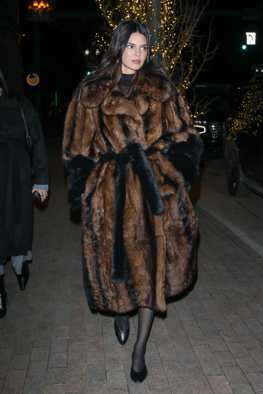 Oversized brown and black faux fur coat over black turtleneck Oversized brown and black faux fur coat over black turtleneck — Mob Wife Outfits