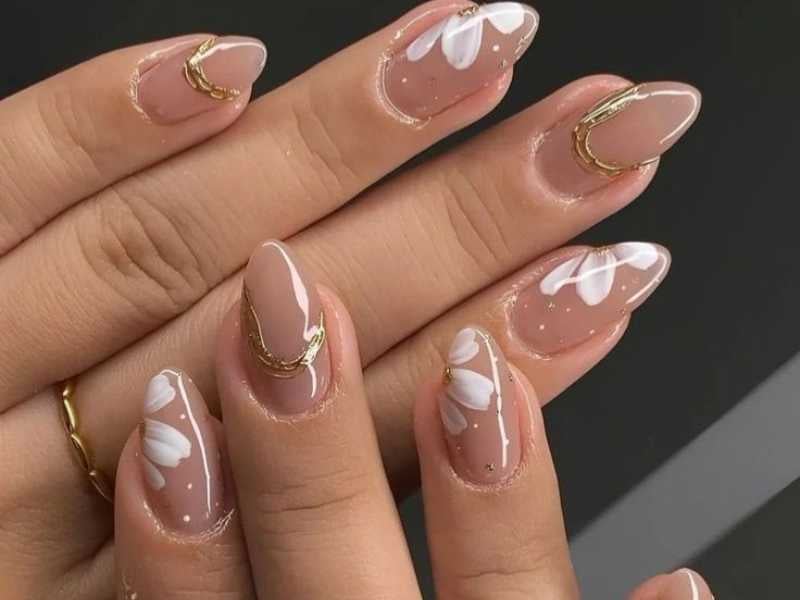 Short Oval Nude With White Floral Art Short Oval Nude With White Floral Art — Mom Nails