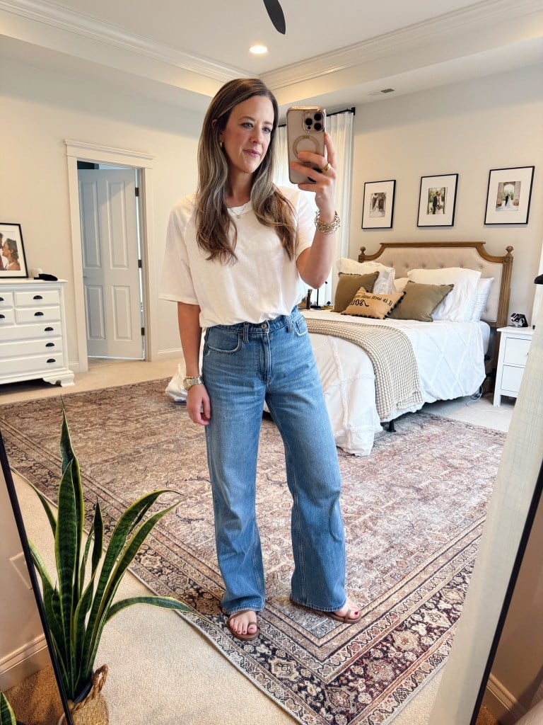 White T-Shirt With Wide Leg Jeans White T-Shirt With Wide Leg Jeans — Mom Outfits