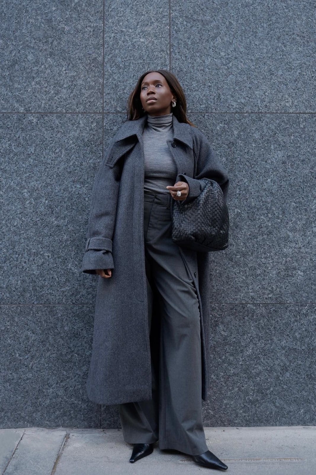 Monochrome gray with long oversized coat and relaxed trousers Monochrome gray with long oversized coat and relaxed trousers — Monochrome Outfits