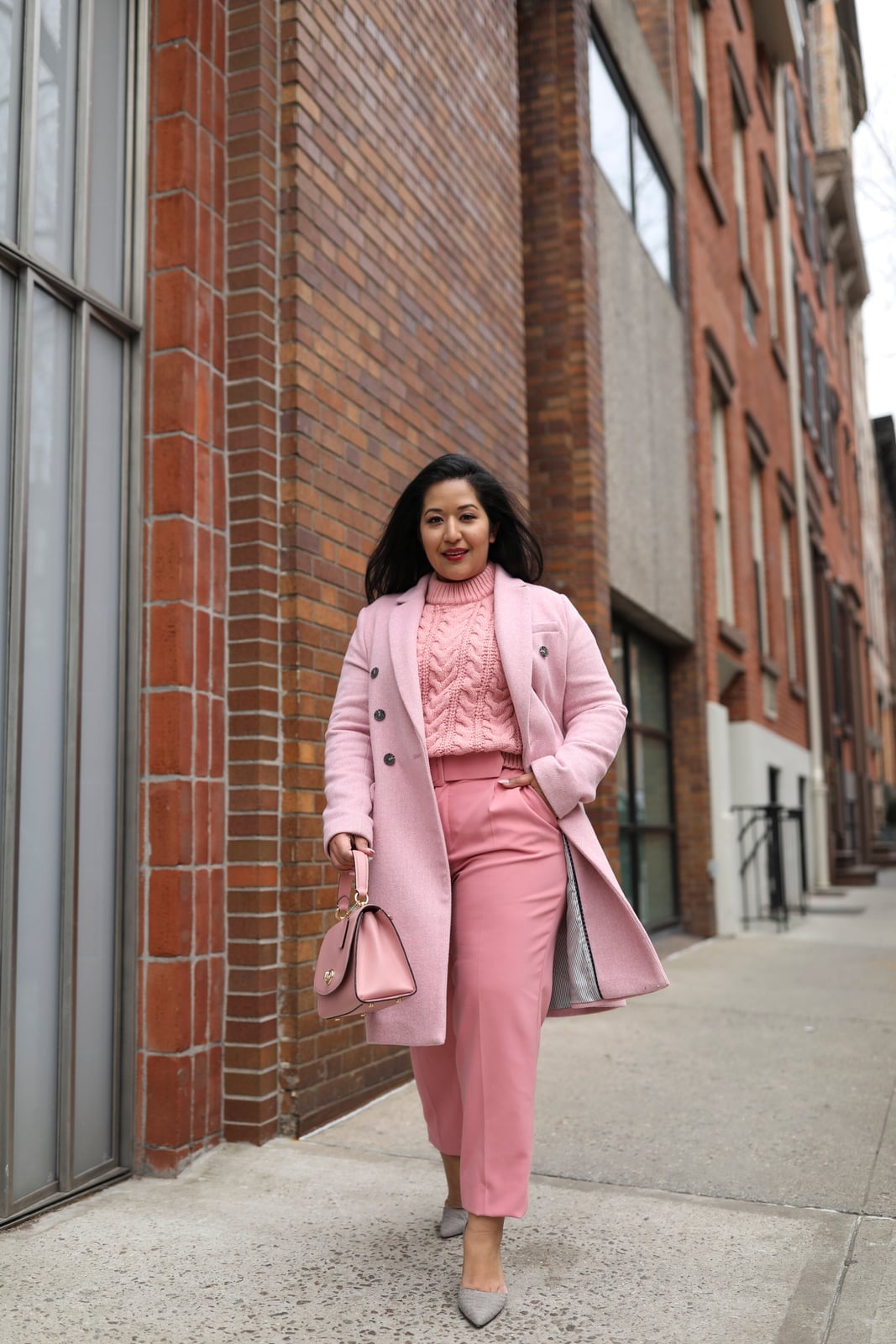 Pink knit sweater and wide-leg trousers with matching coat Pink knit sweater and wide-leg trousers with matching coat — Monochrome Outfits