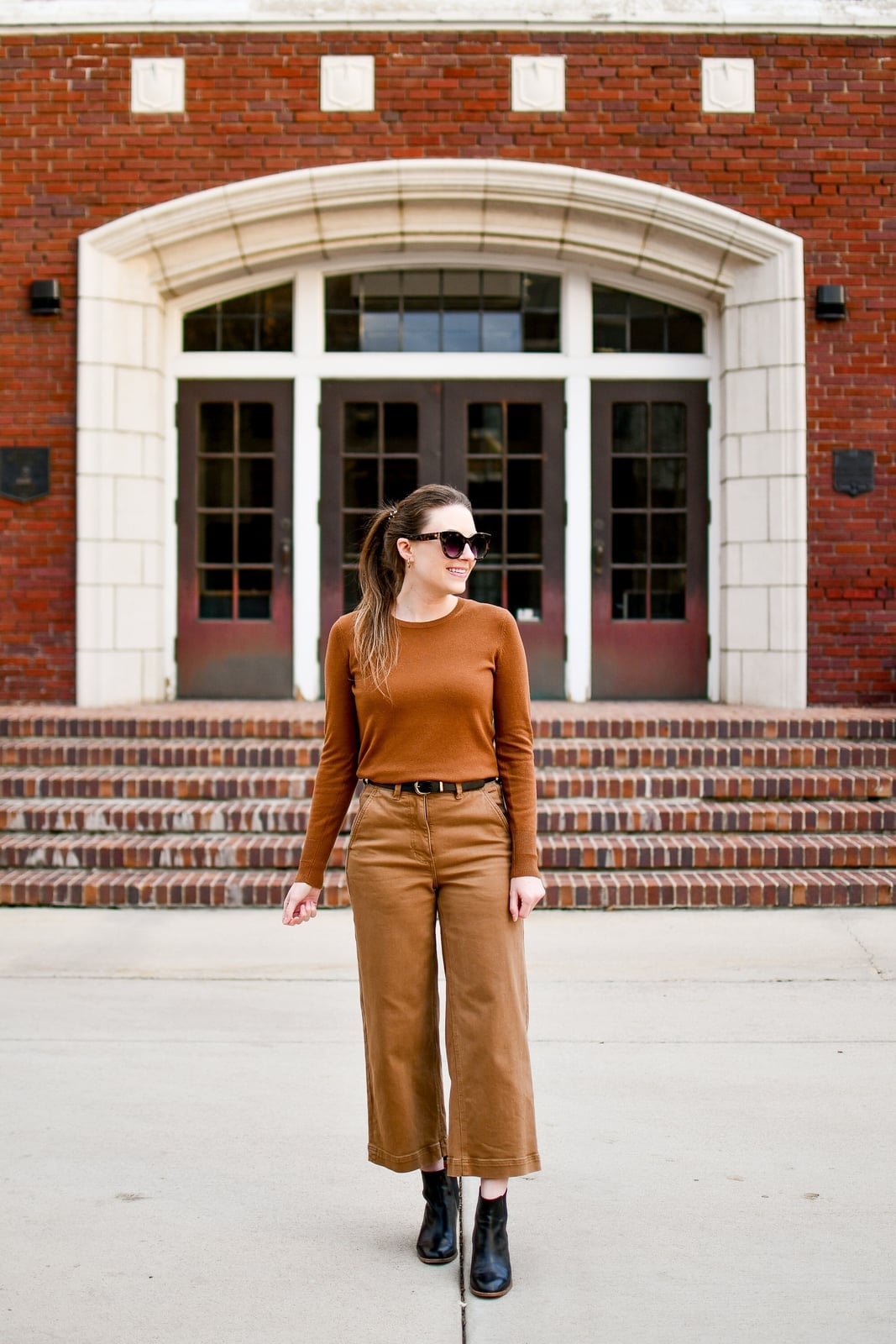Monochromatic brown outfit with long-sleeve top and culottes Monochromatic brown outfit with long-sleeve top and culottes — Monochrome Outfits