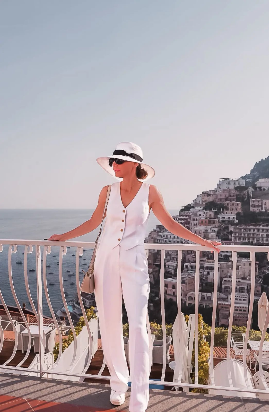 White summer vacation look with sleeveless vest and hat White summer vacation look with sleeveless vest and hat — Monochrome Outfits