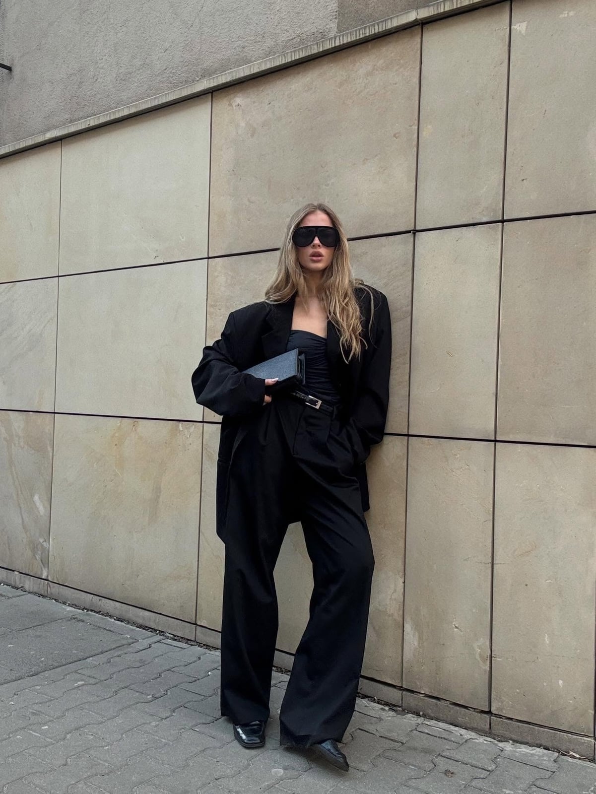 Oversized black blazer with wide-leg trousers Oversized black blazer with wide-leg trousers — Monochrome Outfits