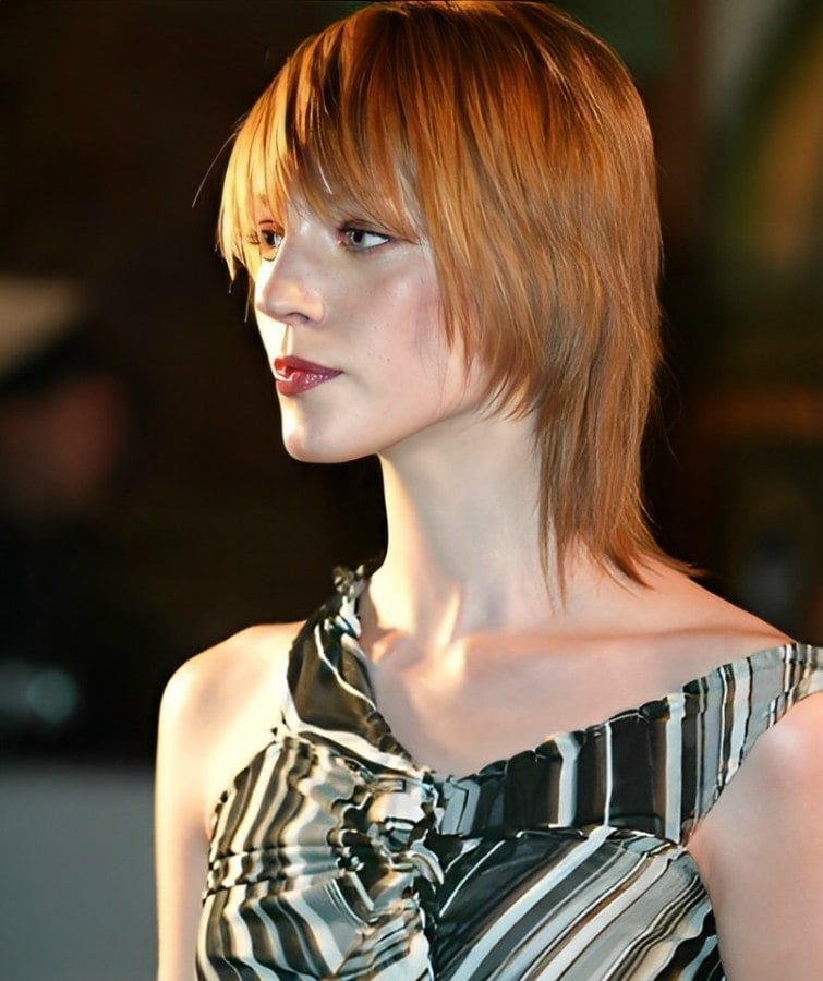Auburn Chin Mullet With Wispy Bangs Auburn Chin Mullet With Wispy Bangs — Mullet Hairstyles